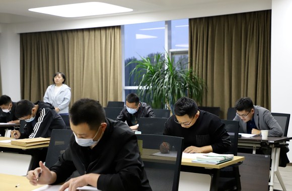 恒远装饰集团组织开展专业技术人员考试