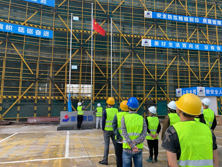 喜迎双节升国旗 结对帮扶送温暖