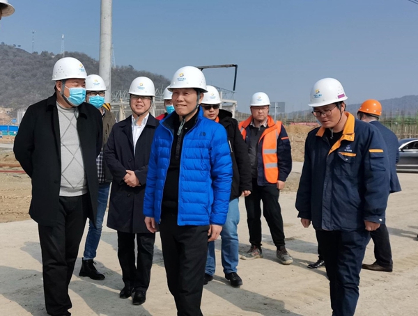 春节期间，中国十五冶总经理喻振贤看望慰问一线建设者