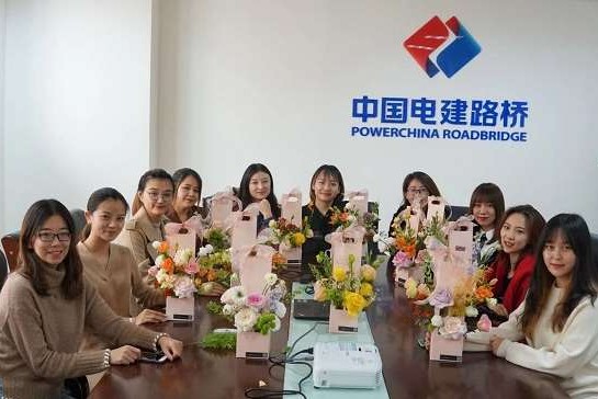 创新谷项目工会开展“花漾路桥”女职工花艺活动