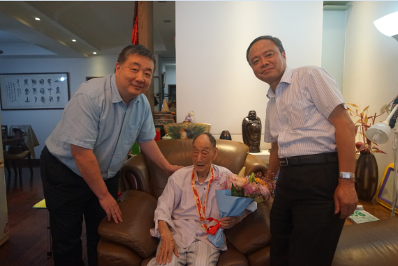 机施集团向离休老干部颁发“庆祝中华人民共和国成立70周年”纪念章
