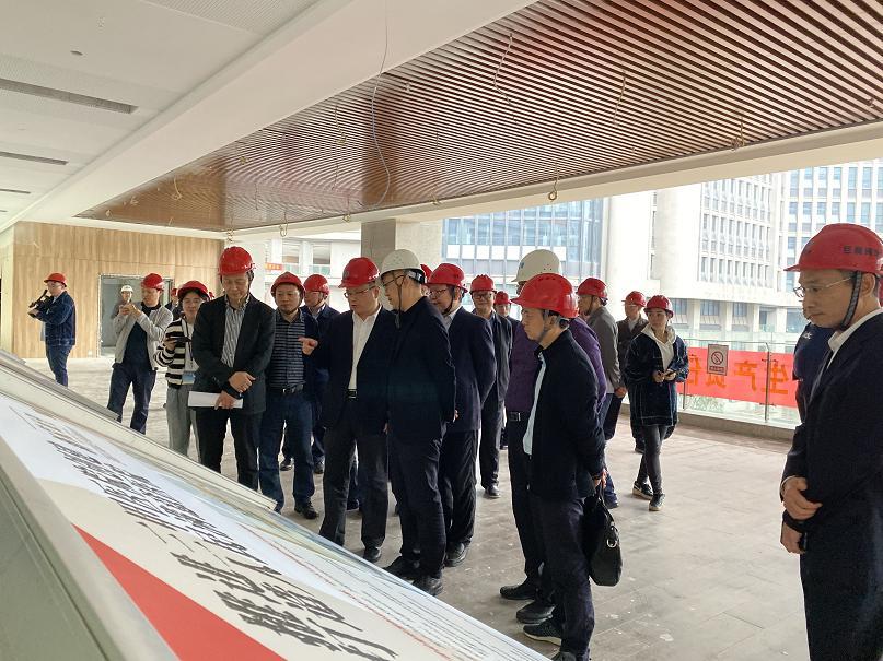 重庆市副市长屈谦一行调研路桥公司巴南三甲医院项目