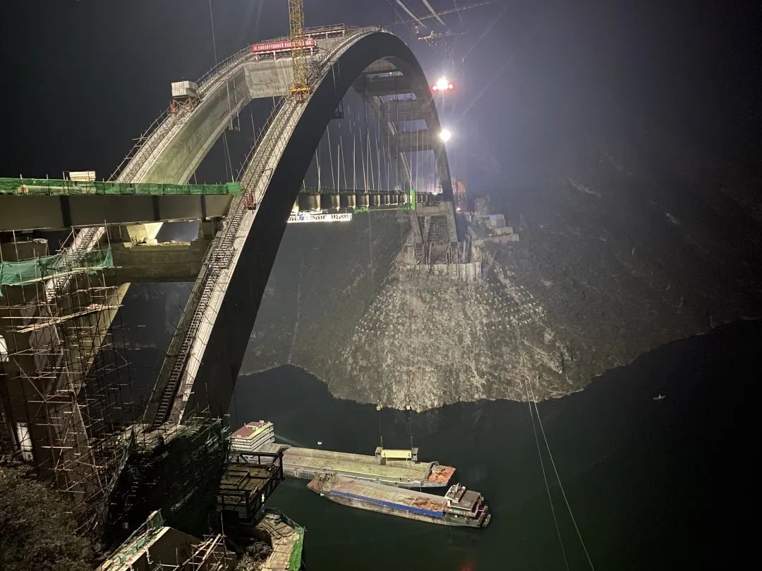 中铁二局承建郑万高铁重庆段巫山大宁河双线大桥主桥钢箱梁顺利合龙