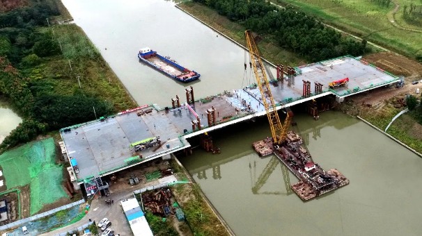 公司承建的赣江路-海洋路连接大桥主桥顺利合龙