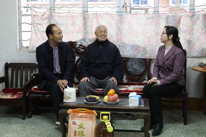 集团公司党委书记、董事长张成，总经理李茂松走访慰问困难党员、职工