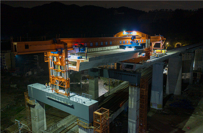 千吨架桥机夜“战”杭绍台铁路，顺利完成跨甬台温铁路架梁