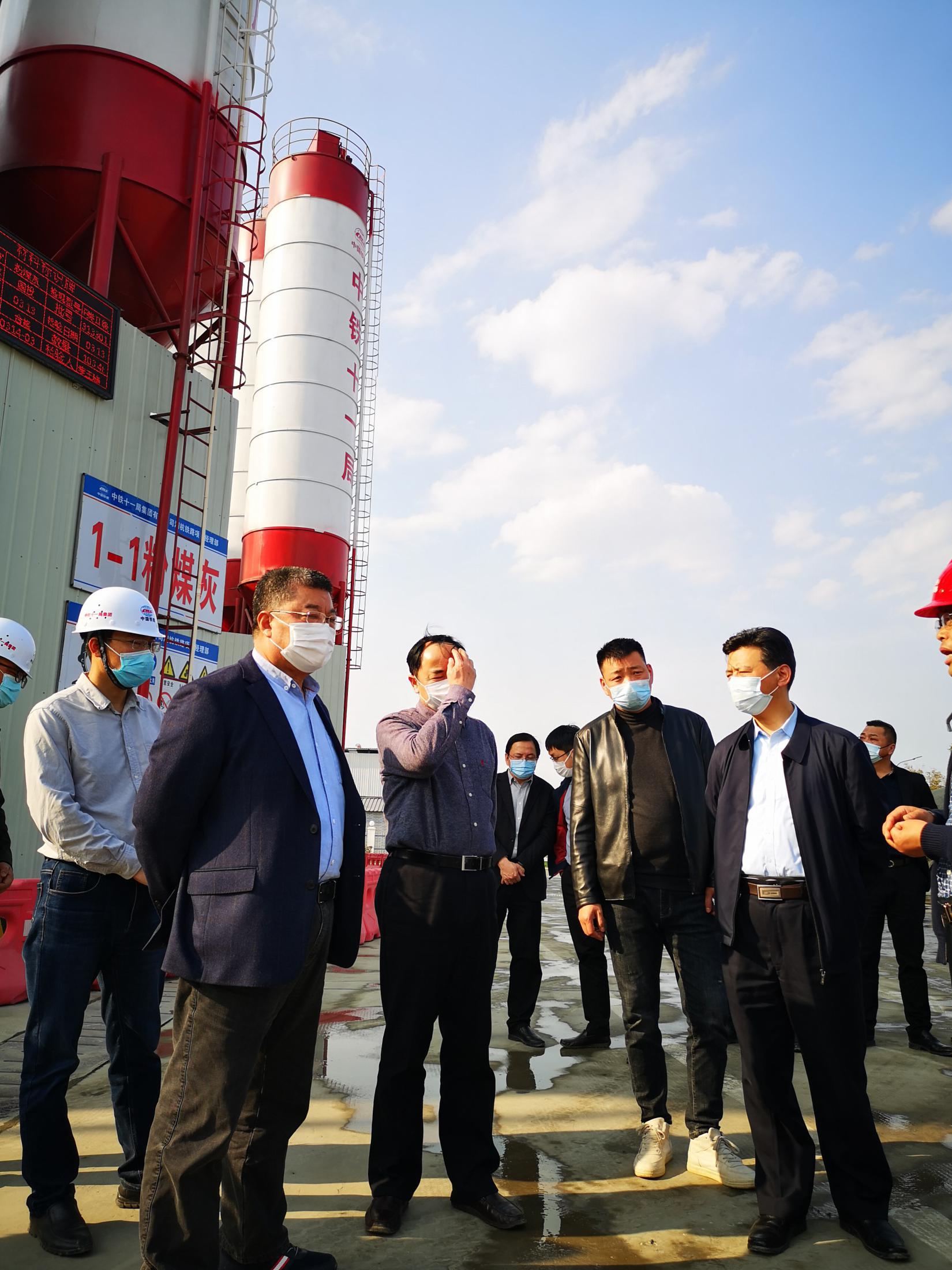 中铁十一局集团第二工程有限公司湖杭铁路项目经理部1号拌合站迎接德清县人大常委会集体视察