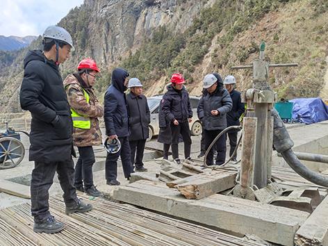 巴郎河公司董事长吴永贵一行到华山沟项目检查指导