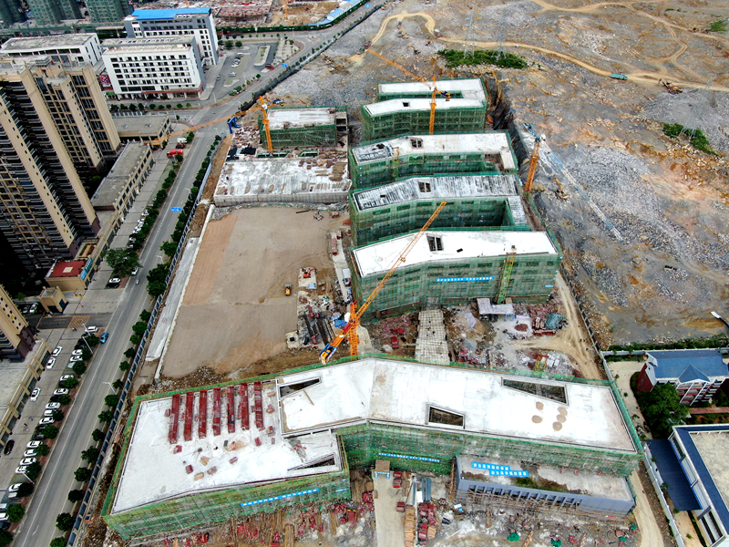 中铁七局四公司承建的崇左实验小学主体结构全部封顶