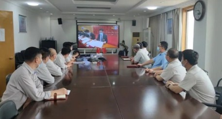 天管党员干部职工积极收听收看市第十二次党代会开幕式，销售总公司党员朱越现场参会