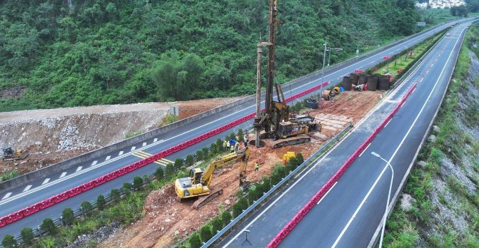 巴羌路一分部跨河百路分离式立交桥涉路段首根桩基顺利开孔