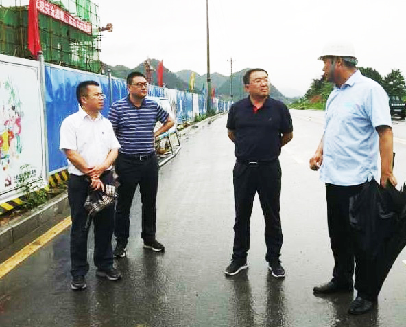 重庆秀山土家族苗族自治县县委副书记马文森到中建桥梁秀山县洪安镇岩庄安置区建设工程项目调研