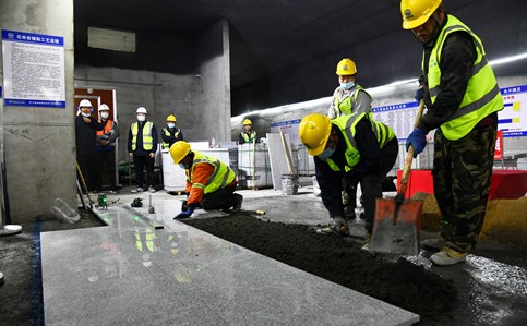 郑州地铁12号线地砖铺贴技能比武大赛在安装公司工地举行