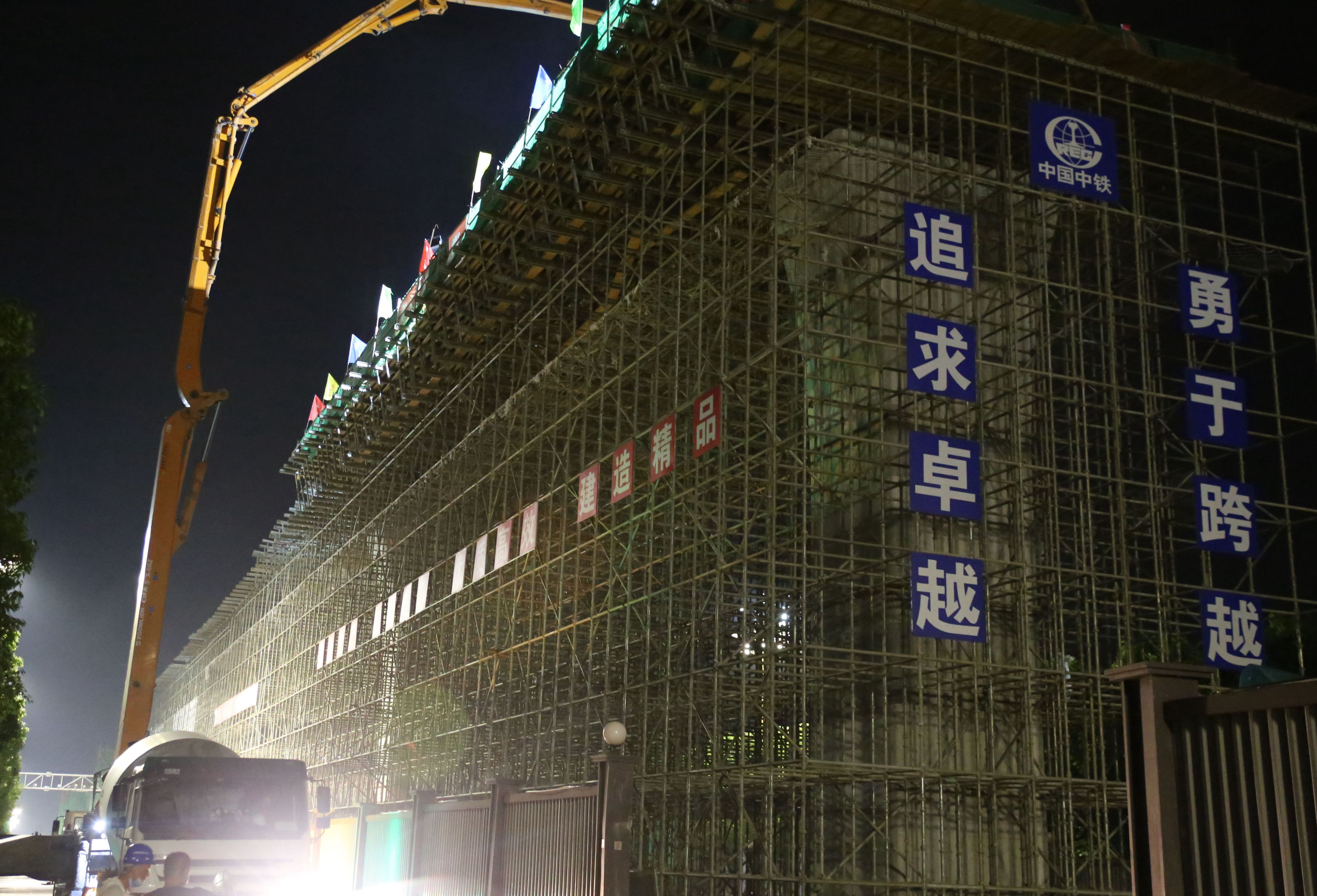 中铁七局重庆地铁4号线项目高架段首片箱梁成功浇筑