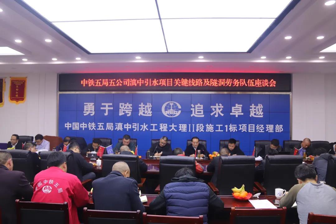 疫情防控不松懈 抢抓进度不放松
