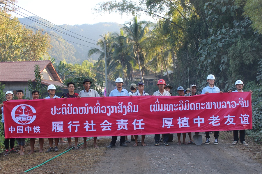 一公司磨万三分部硬化老挝班那汉中学道路厚植中老友谊