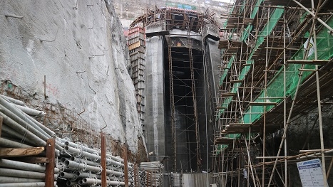 白鹤滩水电站左岸取水塔滑模“首滑告捷”