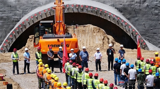 安临公路项目牟家岭隧道在全线率先进洞施工
