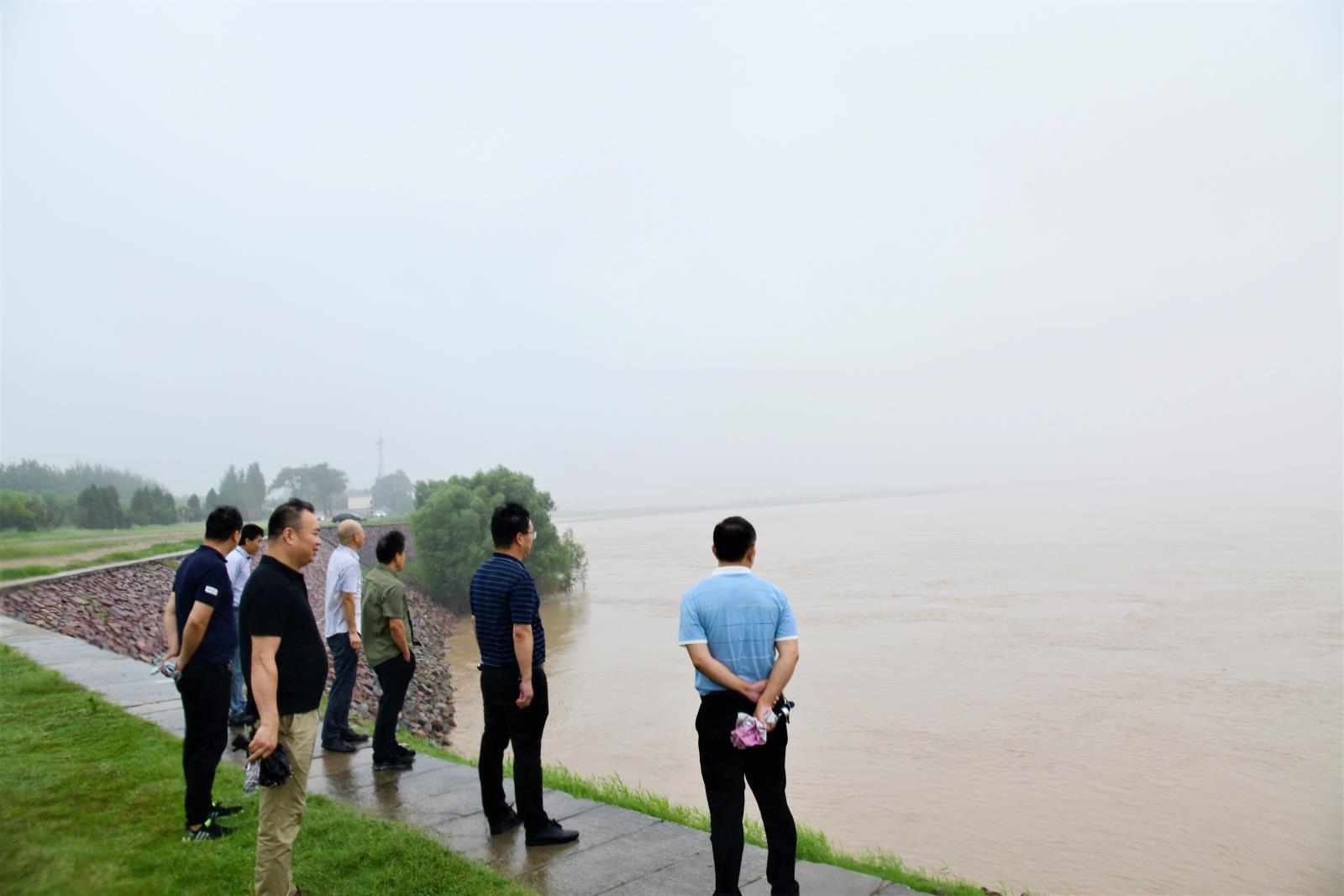 袁忠学赴黄河大堤实地查看公司黄河防汛责任地段
