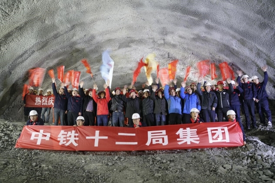 西银铁路新永寿梁隧道贯通