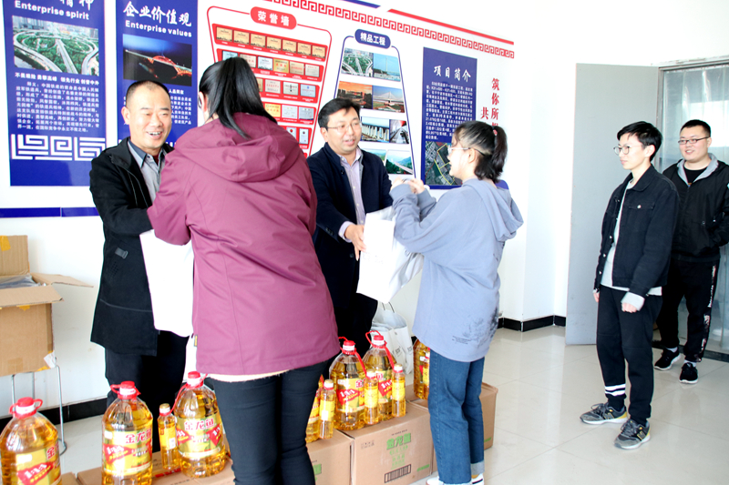 公司总经理、党委副书记兰旭珍、工会主席田勇一行到杭甬项目开展“情系员工，寒冬送暖”慰问活动