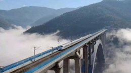 中铁二十一局四公司玉磨铁路项目部召开石头寨隧道弹性支承块式无砟轨道技术交底会议