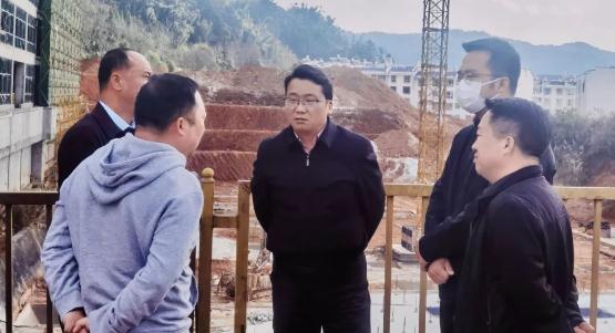 龙陵县委书记牛永东一行调研县人民医院迁建项目