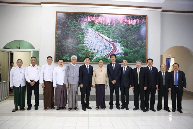 习近平主席见证！中国中铁董事长张宗言与缅方交换合作文件