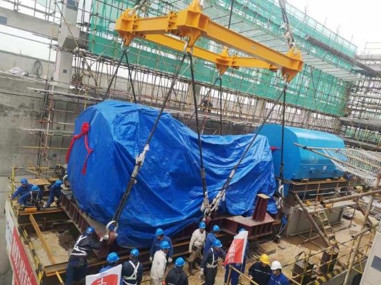 江苏井井盐穴压缩空气储能发电系统国家示范项目透平机及发电机定子吊装一次成功