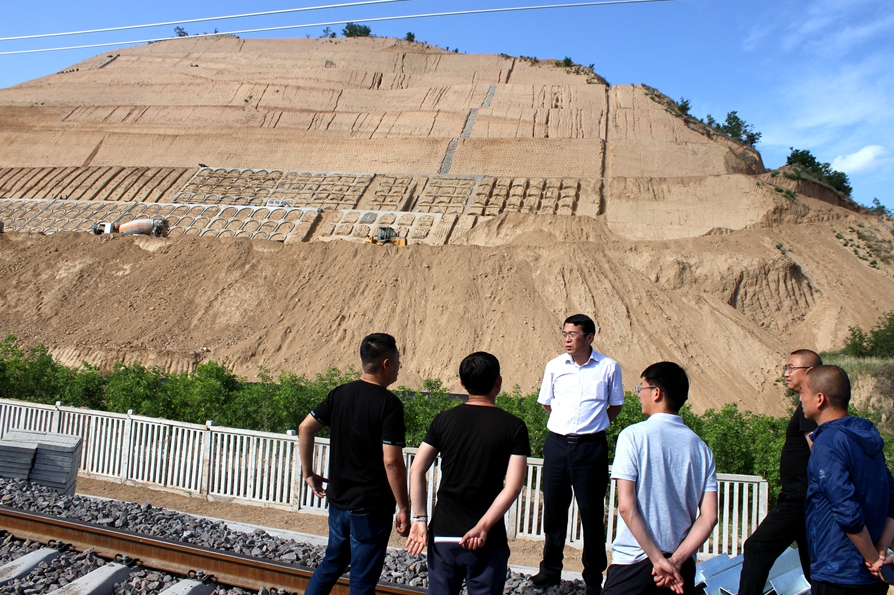 集团公司总工程师冯建军到庆城制梁场检查指导工作