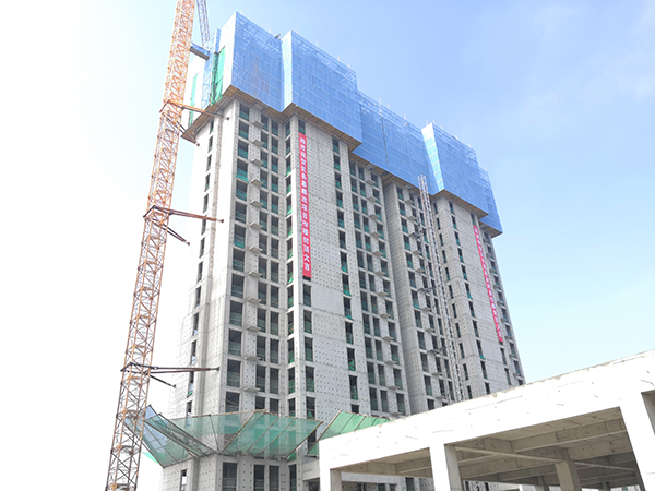  南通达欣第六工程公司工程总承包的唐山边各寨棚改项目首栋喜封金顶