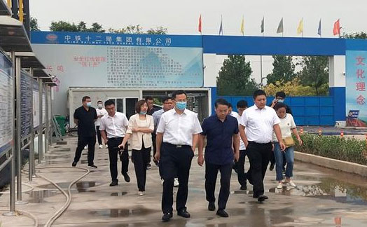 中铁十二局安装公司党委书记、董事长杨部廷到邢侯片区棚户区改造项目调研