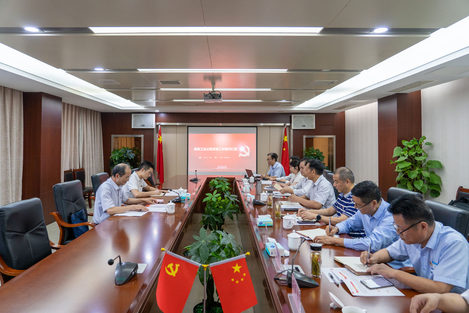 省国资委监事会主席郑成雨到安徽建工建筑工业公司调研