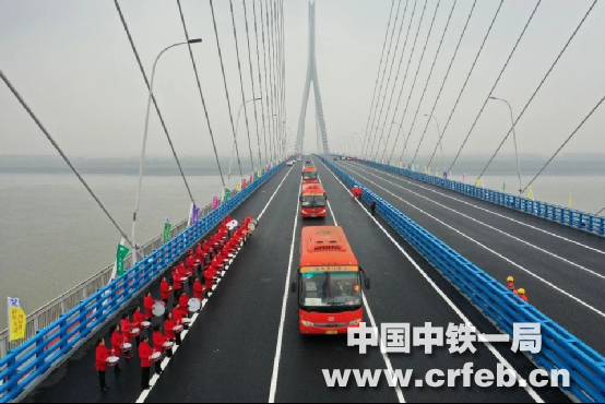  中铁一局电务公司参建的嘉鱼长江大桥正式竣工通车    