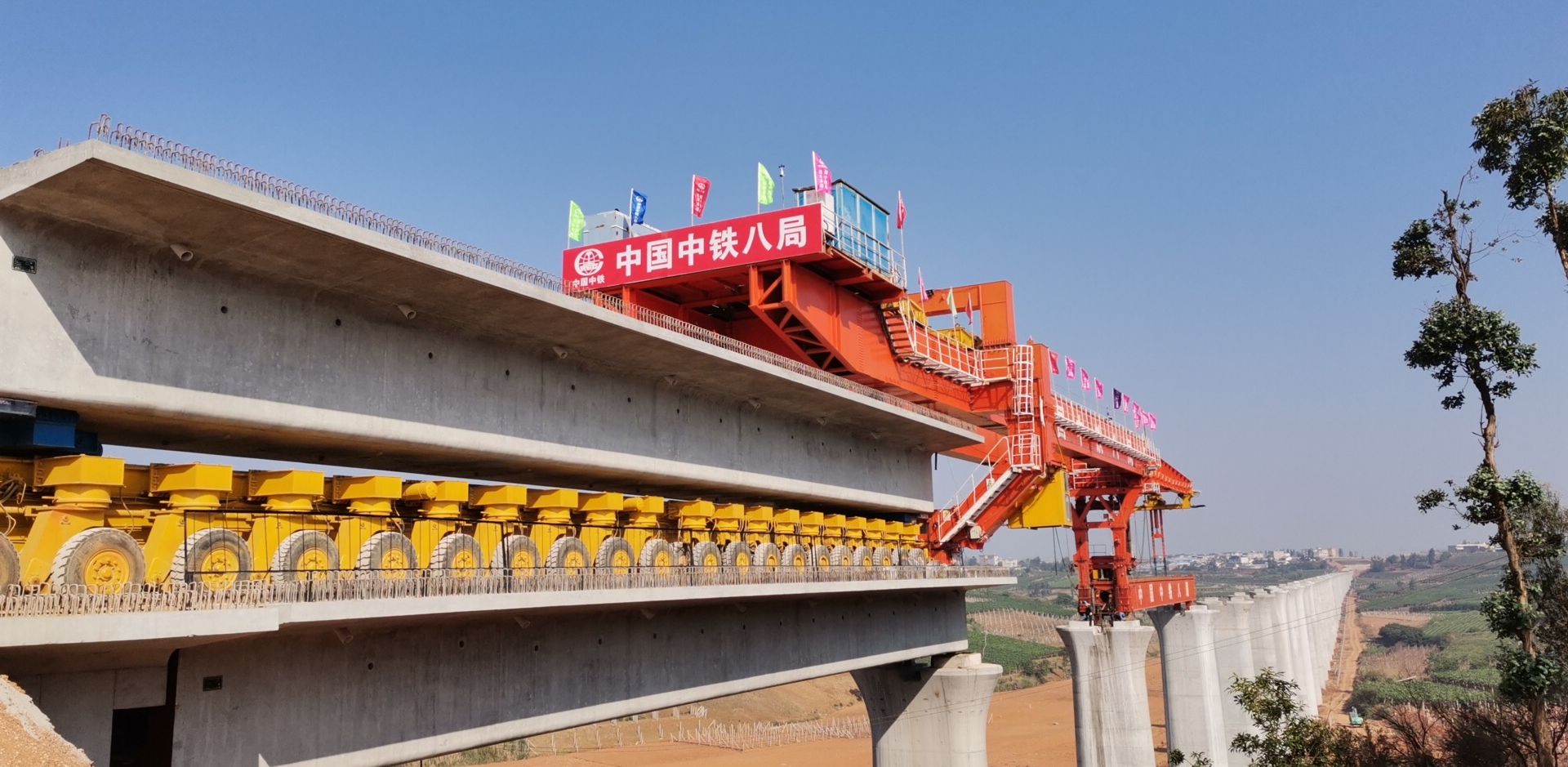 弥蒙铁路明以则右线1号特大桥架设完毕