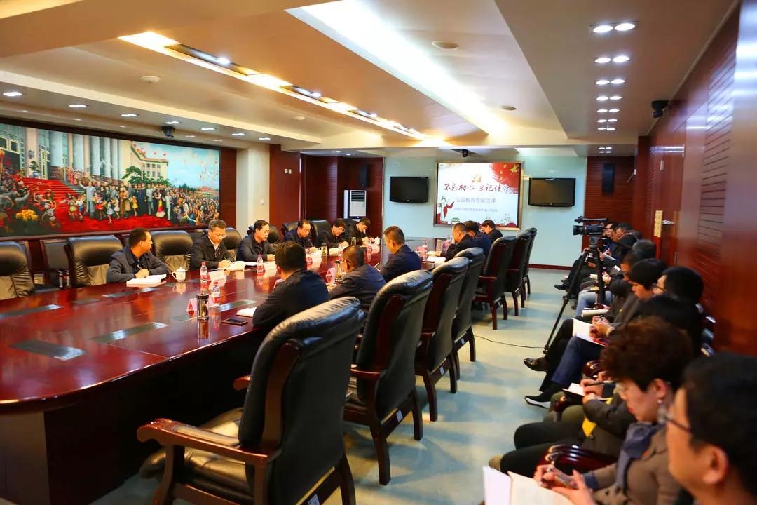 新兴建设召开主题教育专题党课
