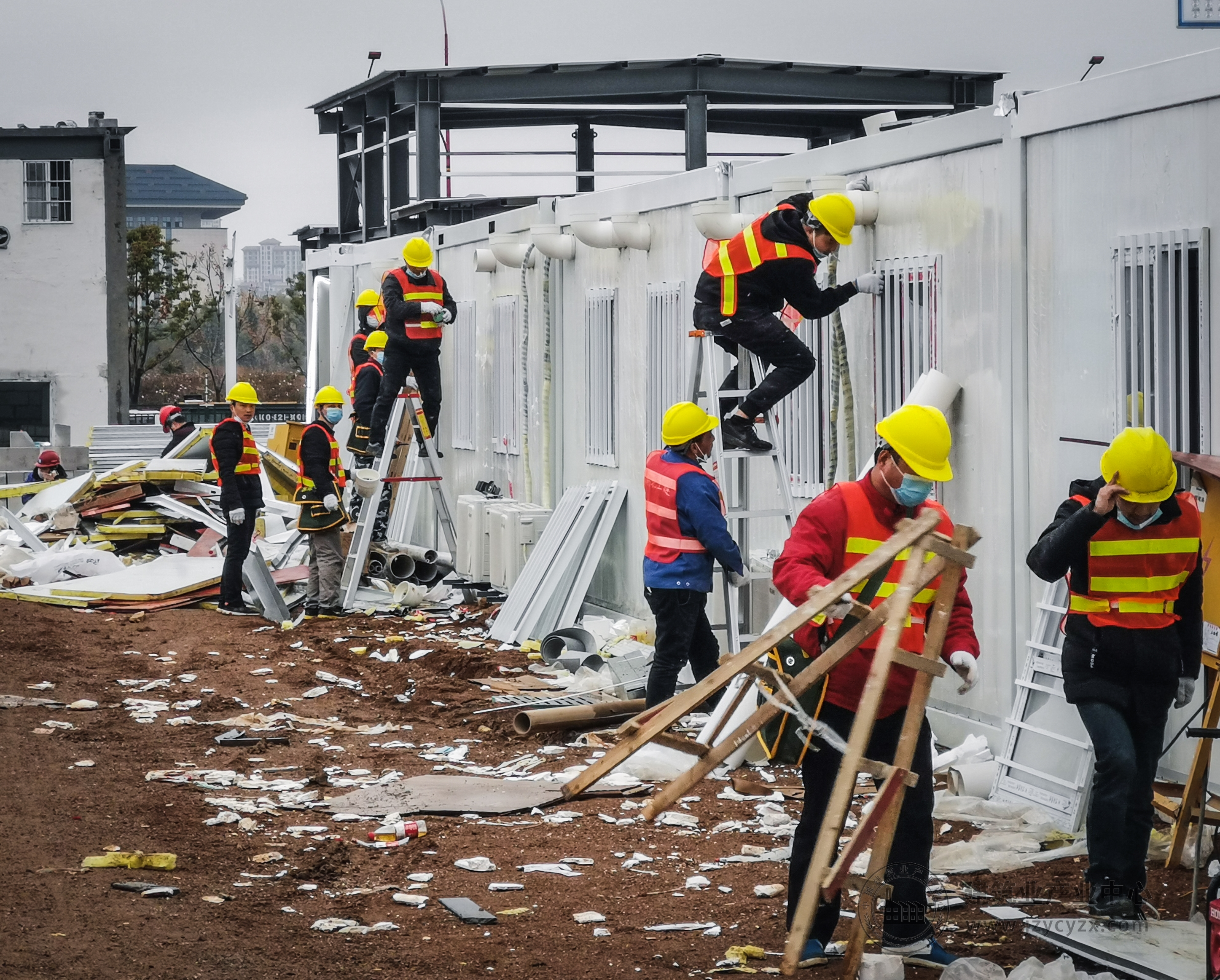 中建四局援建雷神山建设者正在安装出户进出风管。胡强 摄.jpg 中建四局援建雷神山建设者正在安装出户进出风管。胡强 摄.jpg
