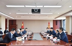冷铁松与中国铁路投资有限公司党委书记、董事长黄桂章进行业务洽谈