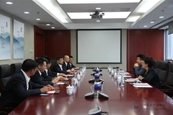 冷铁松与河南省开封市副市长刘震进行业务洽谈