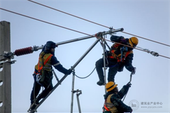 集通铁路接触网承导线架设完成